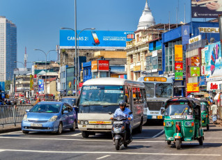 Tráfico en la parte comercial de la ciudad en un día laborable normal en Colombo ©Alexey_Arz