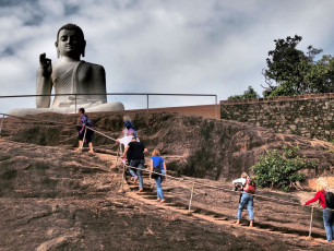 Estatua gigante de Buda en el sitio de Mihintale, Sri Lanka © Davor Lovinic