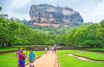 Turistas y lugareños de camino a la antigua fortaleza rocosa de Sigiriya, Sri Lanka © Fesenko