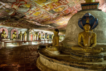 Vista exterior del complejo del templo de la cueva budista de Dambulla, Sri Lanka © pidjoe