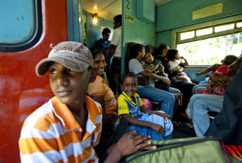 Pasajeros en el interior del vagón de tren, Sri Lanka © Tarzan9280