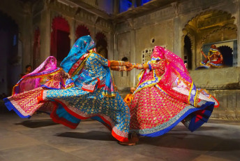 Jóvenes indias bailan con trajes nacionales en el festival de la danza popular tradicional de Rajasthan Dharohar de Udaipur, Rajasthan © MOROZ NATALIYA / Shutterstock
