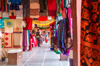 Mercado de telas en la antigua ciudad pinck de Jaipur, Rajasthan, India © Nila Newsom / Shutterstock