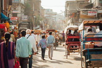 Multitud en la calle de Chandni Chowk en Old Delhi, India © Elena Ermakova / Shutterstock