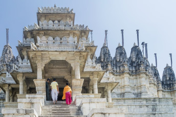 Entrada del templo Ranakpur Jain, Rajasthan, Rajasthan, India © Marco Taliani de Marchio / Shutterstock