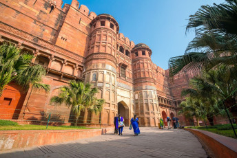 Gran entrada Real dentro del Fuerte de Agra (o Fuerte Rojo) en India © 11photo / Shutterstock