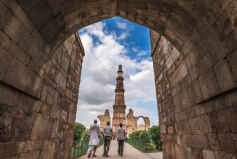 Torre Qutub Minar en Nueva Delhi del siglo 12, India - Imagen de Kanisorn Pringthongfoo