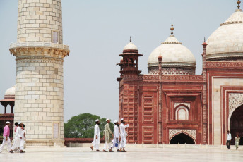Mezquita de piedra arenisca roja en el complejo de Taj Mahal, Agra - Imagen de Galyna Andrushko