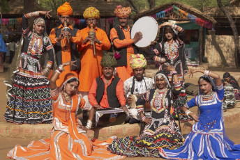 Bailarines y músicos tribales en Dilli Haat, Nueva Delhi - Imagen de JeremyRichards