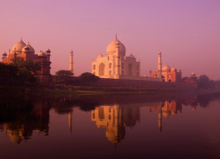 La vista aérea del complejo Taj Mahal forma un paseo en bote por el río Yamuna, Agra