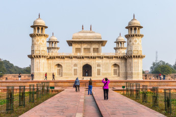 Mausoleo Itmad-Ud-Daulah (Caja de Joyas o el Taj Bebé) en Agra, Uttar Pradesh, India. Fue referido como un borrador para el Taj Mahal - Imagen de Anton Ivanov