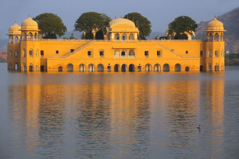 Jal Mahal y Lago Man Sagar en Jaipur, Rajasthan. Jal Mahal fue construido en los estilos de Rajput y mogol - Imagen de Don Mamosser