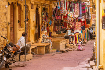 Mercado callejero dentro del Fuerte Jaisalmer, India © Giantrabbit / Shutterstock