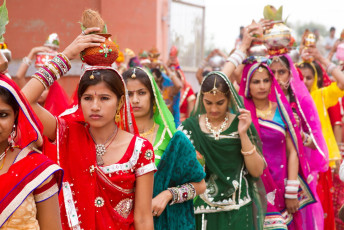 Jóvenes con vestimenta tradicional en la Feria del Camello en Bikaner, Rajasthan© Nila Newsom / Shutterstock