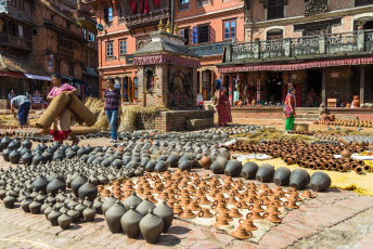 Plaza de los alfareros en Bhaktapur. Bhaktapur tiene los patios de palacios mejor conservados y está catalogado como Patrimonio de la Humanidad por la UNESCO © Tomasz Wozniak / Shutterstock