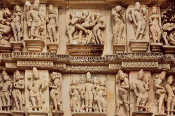 Escenas de amor en relieve en piedra en el templo de Khajuraho con motivos sexuales, India, un sitio de Patrimonio de la UNESCO© Radiokafka / Shutterstock