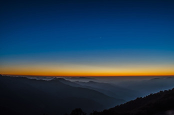 Puesta de sol durante el campamento, Nag Tibba Trek, Uttranchal, India © nitinsharma / Shutterstock