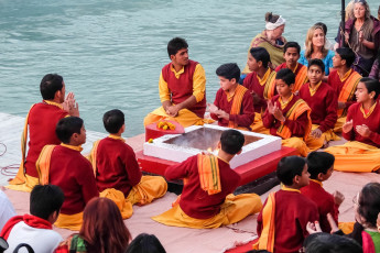 Ceremonia de Ganga Aarti en el ashram de Parmarth Niketan a las orillas del Ganges © Denis.Vostrikov / Shutterstock