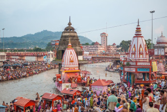 Peregrinos hindúes se reúnen a las orillas del río sagrado en preparación para el Ganga Arti en la ciudad sagrada de Haridwar, India © Nila Newsom / Shutterstock