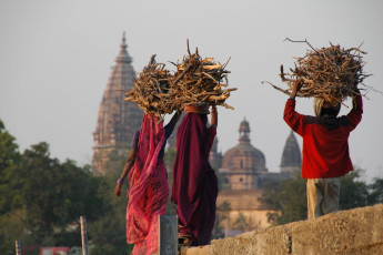 Mujeres trabajando al final del día en Orchha, Madhya Pradesh © Maryse Guevin / Shutterstock