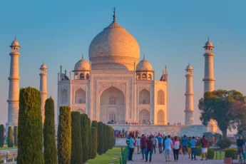 Turistas caminan hacia el mausoleo principal del Taj Mahal durante el amanecer© muratart / Shutterstock