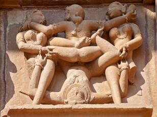 Esculturas en las paredes de los famosos templos de Khajuraho en la India, Patrimonio de la Humanidad de la UNESCO. Los templos son famosos por su simbolismo arquitectónico de estilo Nagara y sus esculturas eróticas © Mukul Banerjee / Shutterstock