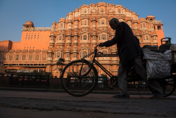 Silueta de conductor de bicitaxi frente al Palacio de los Vientos o Hawa Mahal en Jaipur, Rajasthan, India© arun sambhu mishra / Shutterstock