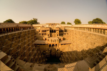 Foto de la escalinata de Abhaneri en Jaipur Rajasthan. Las escaleras, el palacio, el agua verde y todos sus detalles © Amlan Mathur / Shutterstock