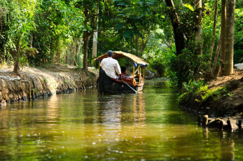 Vida en los estrechos canales de los remansos de Kerala, al sur de la India © Waj / Shutterstock