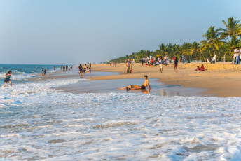 Playa Marari en Mararikulam, India, considerada la mejor playa del distrito de Alleppey (Alappuzha), Kerala © David Bokuchava / Shutterstock