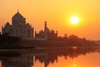 Taj Mahal reflejado en el río Yamuna al atardecer en Agra, India. Fue hecho en 1632 por el emperador Shah Jahan para albergar la tumba de su esposa Mumtaz Mahal © Don Mammoser / Shutterstock