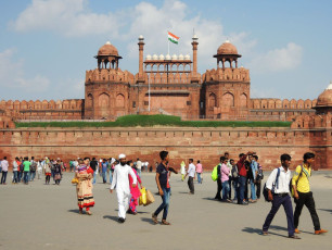 Turistas en la entrada del Fuerte Rojo, New Delhi, India © khanbua / Shutterstock