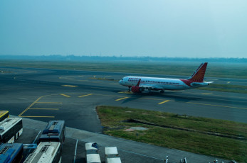 Vuelo despegando desde el Aeropuerto Internacional de Delhi. El Aeropuerto Internacional Indira Gandhi es el principal centro de aviación civil de la Capital Nacional de Delhi, India © sugitas / Shutterstock