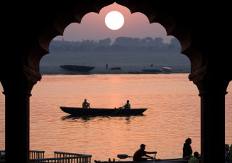 Salida del sol sobre el río Sagrado Ganges en Varanasi en la región de Uttar Pradesh, en el norte de la India © / Shutterstock