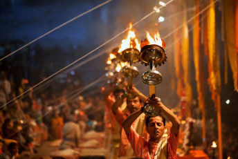 Sacerdotes hindúes realizan una ceremonia de adoración de Arti en el río Ganges en Baneras, Uttar Pradesh, India © ImagesofIndia / Shutterstock