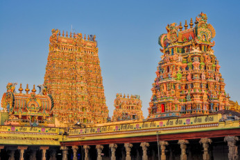 Hermosas y coloridas torres del templo de Meenakshi Amman en Madurai, Tamil Nadu, al sur de la India © Michal Knitl / Shutterstock