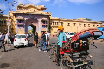 Tráfico que entra una de las tres puertas del Palacio de la Ciudad en Jaipur - Imagen de Don Mammoser
