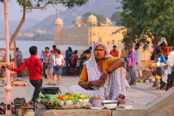 Mujer vendiendo comida en el lago Man Sagar en Jaipur - Imagen de Don Mammoser