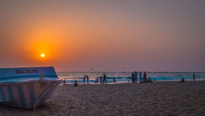 Los turistas disfrutan de la puesta de sol en la playa de Goa