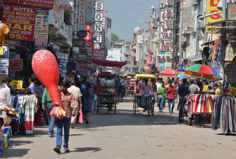 Concurrida Calle Principal Bazar en la vieja Delhi - Imagen de Alexander Chaikin