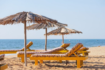 Sombrillas de playa exóticas y sillas en la costa tropical de Goa - Imagen de Anatoli Styf