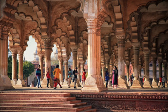 Grupo de turistas indios en el Pasillo Público del Fuerte Rojo de Agra - Imagen de t-Lorien