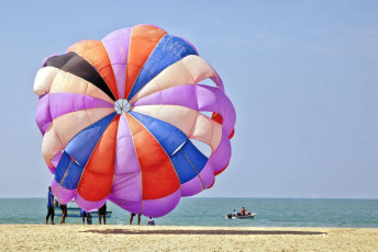 Parapentes a punto de tomar vuelo sobre el océano y la zona de playa de Goa - Imagen de Arfabita
