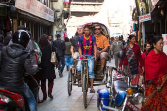 Bicitaxi a través de las estrechas calles de Katmandú, Nepal - Imagen de De Visu