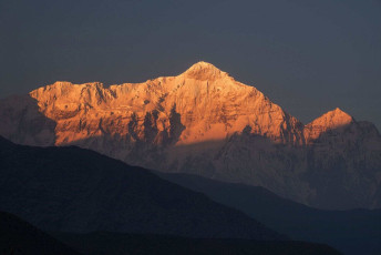 Amanecer sobre el monte de Nilgiri, rango Annapurna, Nepal - Imagen de Yongyut Kumsri
