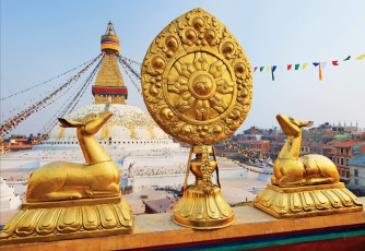 Símbolo de oro Brahma delante de Boudha Nath (Bodhnath) estupa en Katmandú, Nepal - Imagen de Hamsterman