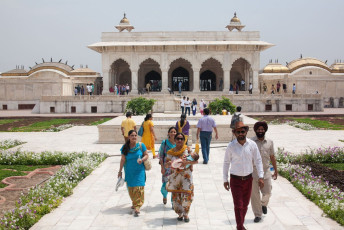Turistas indios visitan los palacios de mármol dentro del complejo de piedra roja de la fortaleza de Agra - Imagen de maodoltee