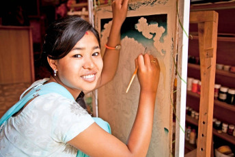 Mujer nepalí dibujando una pintura tradicional en Katmandú, Nepal - Imagen de Aleksandar Todorovic