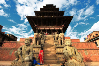 Antigüas estatuas budistas en la Plaza de Bhaktapur, Katmandú, Nepal - Imagen de theJim999