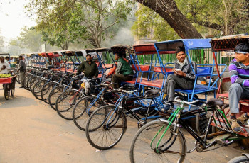 Conductores de bicitaxi esperan pasajeros en la Vieja Delhi - Foto por Mivir